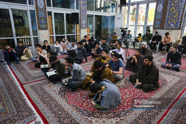 نشست صمیمی جوانان معتکف قرارگاه مشارکت حداکثری