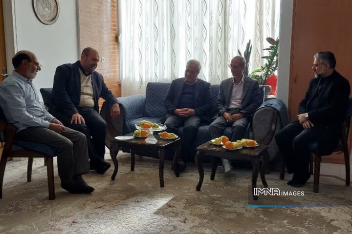 تکریم شهدا و خانواده آن‌ها یک فریضه و تکلیف واجب بر همگان است