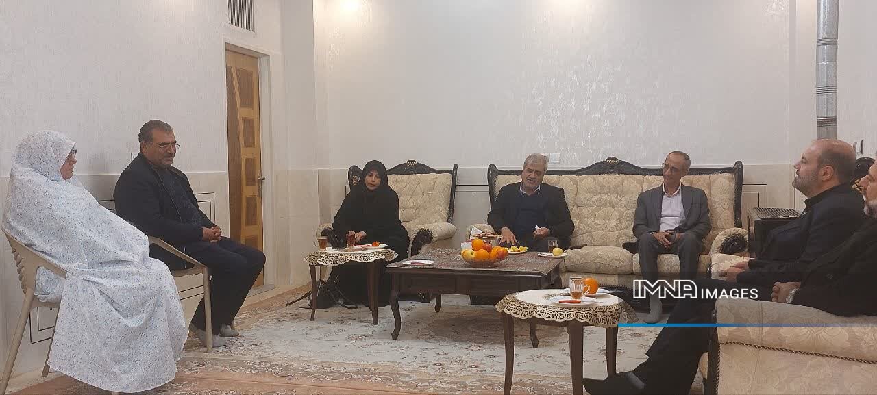 تکریم شهدا و خانواده آنها یک فریضه و تکلیف واجب بر همگان است