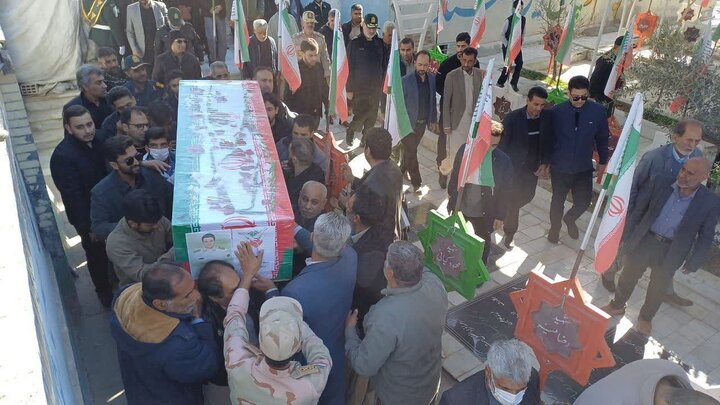 تشییع پیکر شهید «محمود حقیقت» بر دستان مردم زاهدان