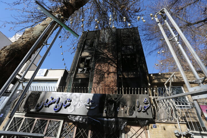 فیلم| تخریب اموال عمومی توسط اغتشاشگران