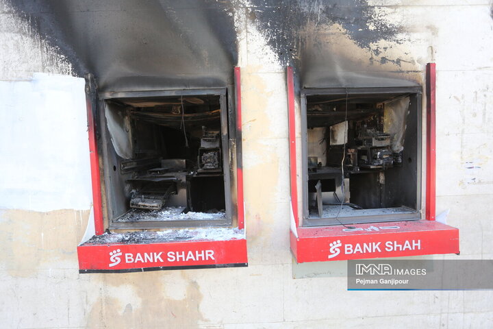 تخریب اماکن اداری و خدماتی در اصفهان توسط اغتشاشگران