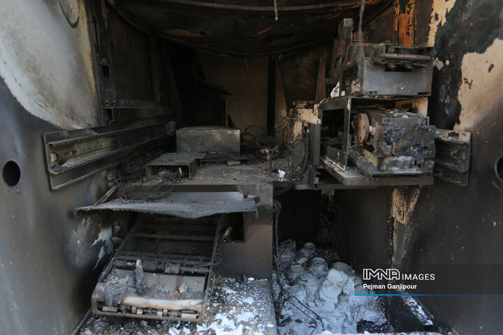 تخریب ساختمان شهرداری منطقه 10 اصفهان در جریان اغتشاشات اخیر