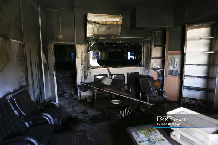 تخریب ساختمان شهرداری منطقه 10 اصفهان در جریان اغتشاشات اخیر