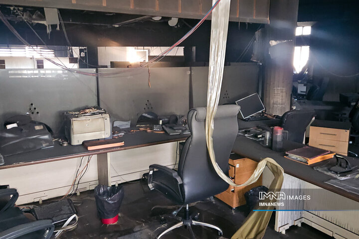 تخریب ساختمان شهرداری منطقه 10 اصفهان در جریان اغتشاشات اخیر