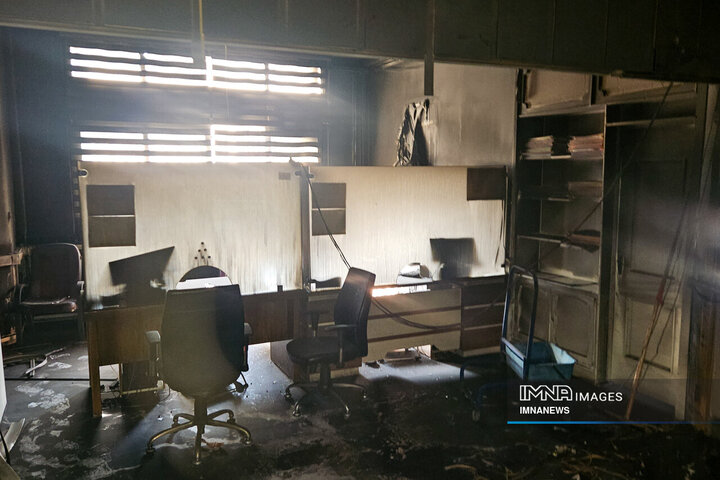 تخریب ساختمان شهرداری منطقه 10 اصفهان در جریان اغتشاشات اخیر