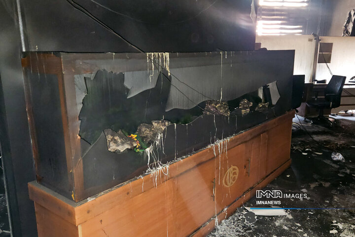 تخریب ساختمان شهرداری منطقه 10 اصفهان در جریان اغتشاشات اخیر