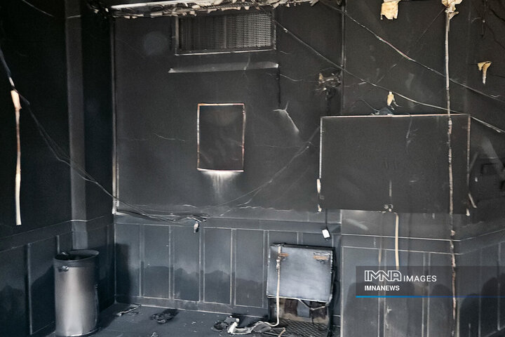 تخریب ساختمان شهرداری منطقه 10 اصفهان در جریان اغتشاشات اخیر