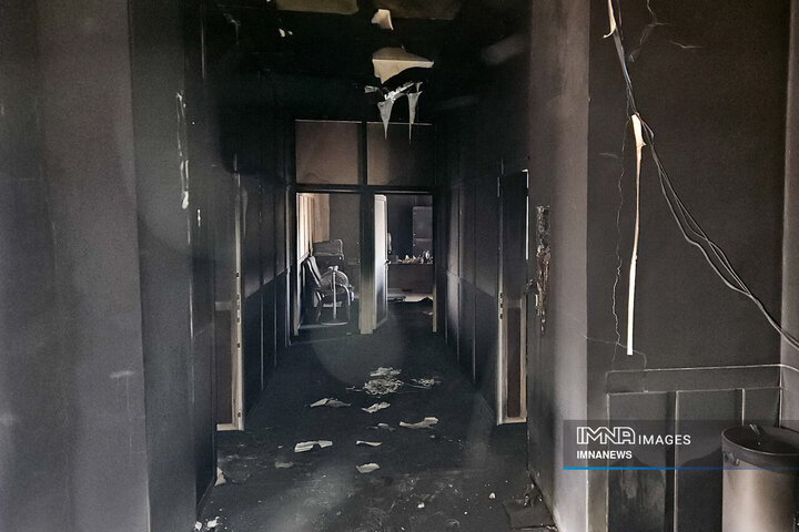 تخریب ساختمان شهرداری منطقه 10 اصفهان در جریان اغتشاشات اخیر