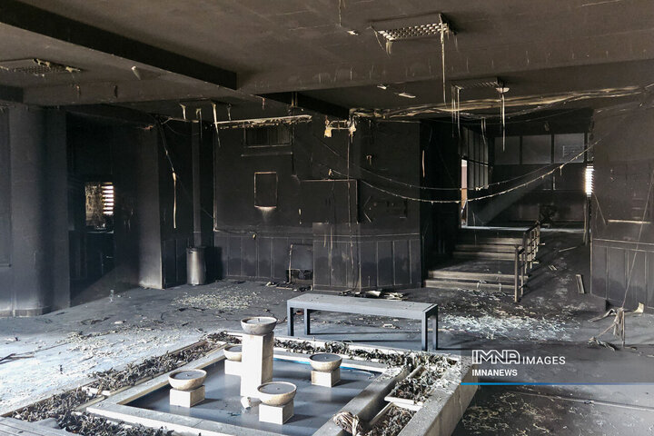 تخریب ساختمان شهرداری منطقه 10 اصفهان در جریان اغتشاشات اخیر