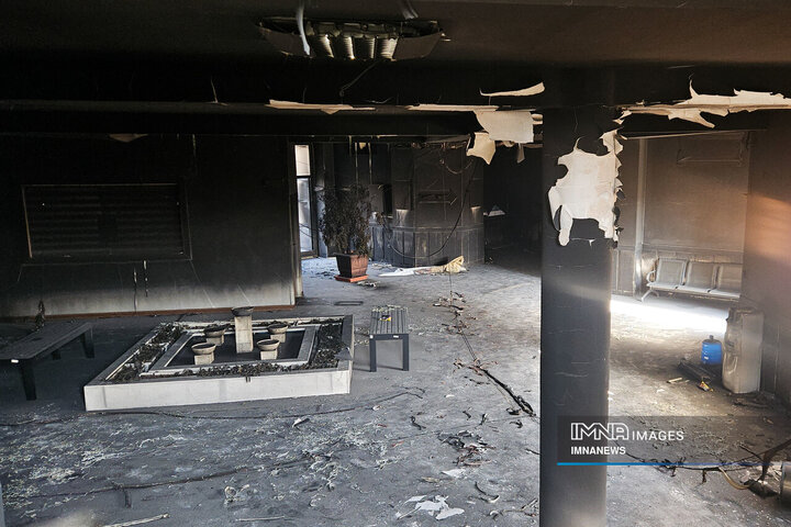 تخریب ساختمان شهرداری منطقه 10 اصفهان در جریان اغتشاشات اخیر