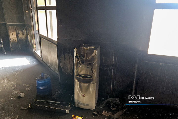 تخریب ساختمان شهرداری منطقه 10 اصفهان در جریان اغتشاشات اخیر