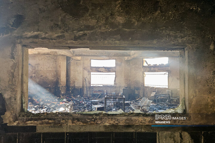 تخریب ساختمان شهرداری منطقه 10 اصفهان در جریان اغتشاشات اخیر