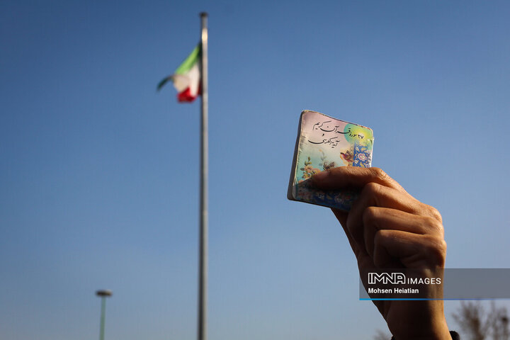 حماسه عظیم ۲۲ دی اصفهان در پناه قرآن‌