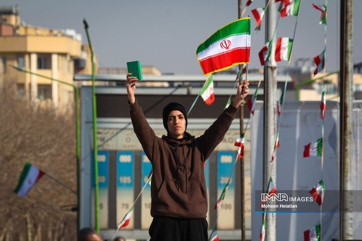 تشییع باشکوه لاله‌های خونین امنیت در اصفهان