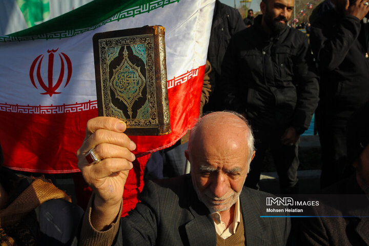 حماسه عظیم ۲۲ دی اصفهان در پناه قرآن‌