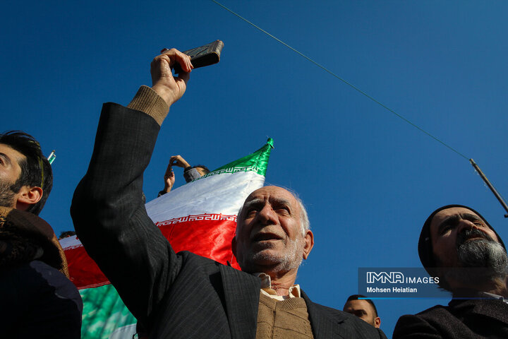 تشییع باشکوه لاله‌های خونین امنیت در اصفهان