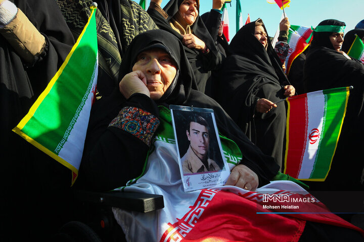 تشییع باشکوه لاله‌های خونین امنیت در اصفهان