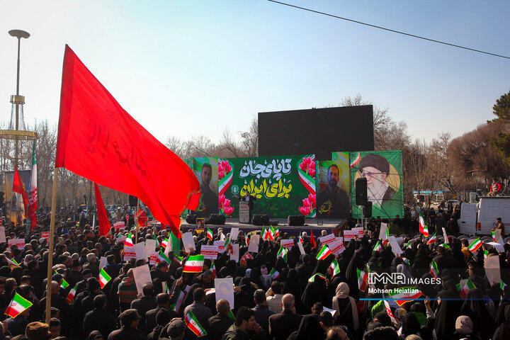 تشییع باشکوه لاله‌های خونین امنیت در اصفهان