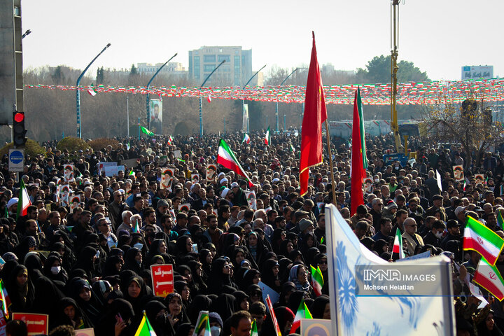 تشییع باشکوه لاله‌های خونین امنیت در اصفهان