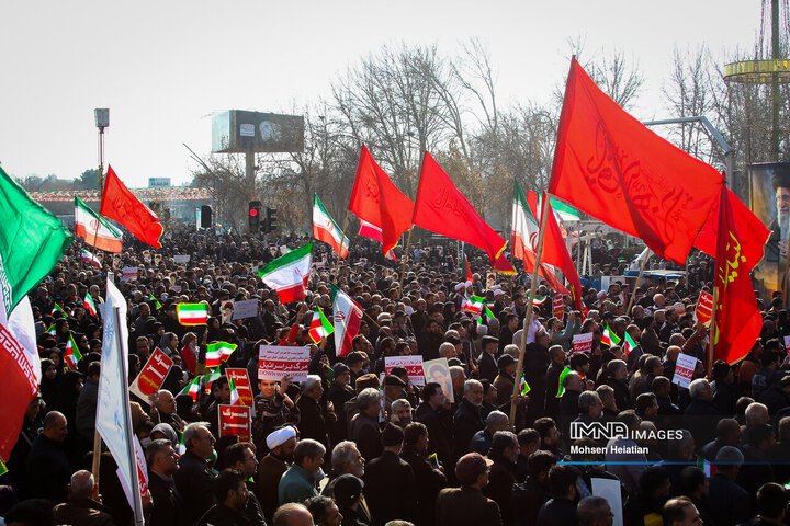 تشییع باشکوه لاله‌های خونین امنیت در اصفهان