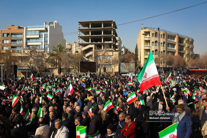 تشییع باشکوه لاله‌های خونین امنیت در اصفهان