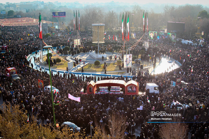 تشییع باشکوه لاله‌های خونین امنیت در اصفهان