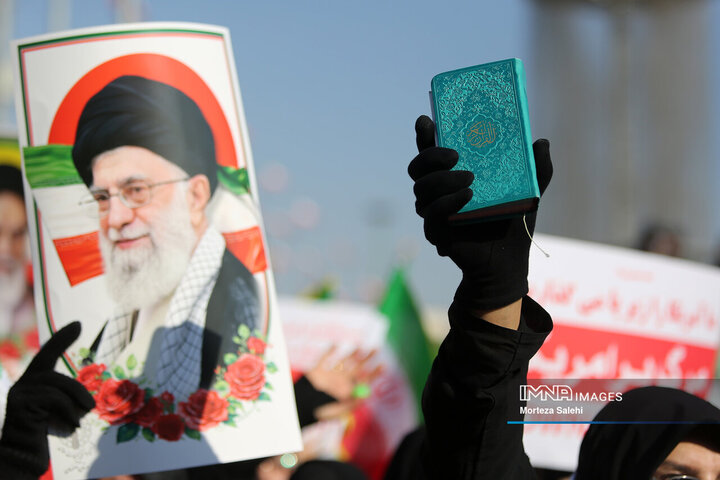 حماسه عظیم ۲۲ دی اصفهان در پناه قرآن‌