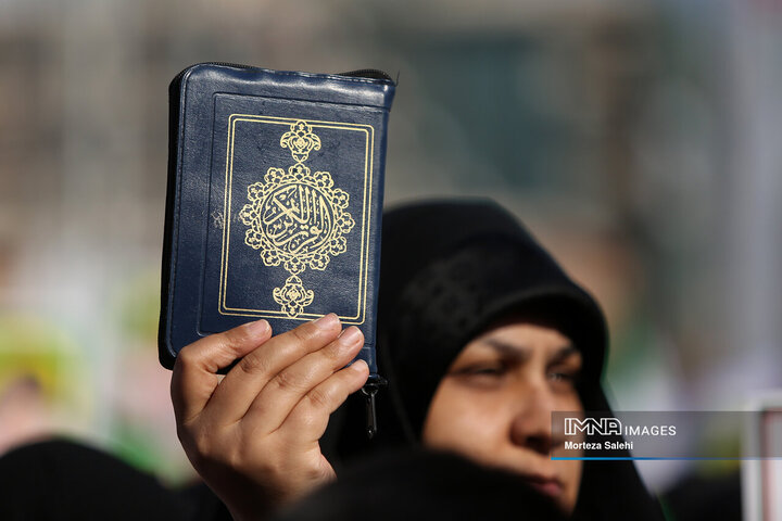 حماسه عظیم ۲۲ دی اصفهان در پناه قرآن‌