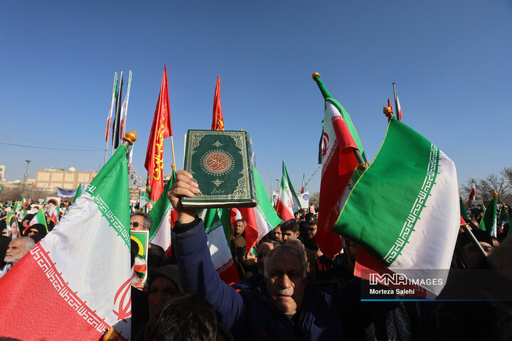 حماسه عظیم ۲۲ دی اصفهان در پناه قرآن‌