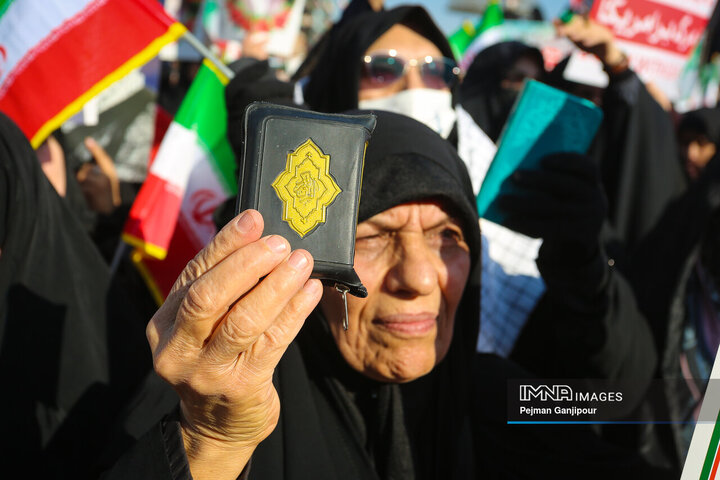 حماسه عظیم ۲۲ دی اصفهان در پناه قرآن‌