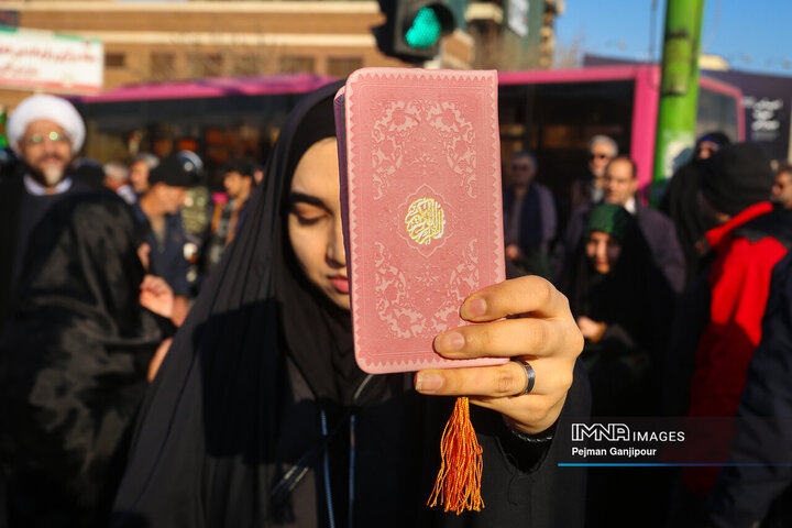 حماسه عظیم ۲۲ دی اصفهان در پناه قرآن‌