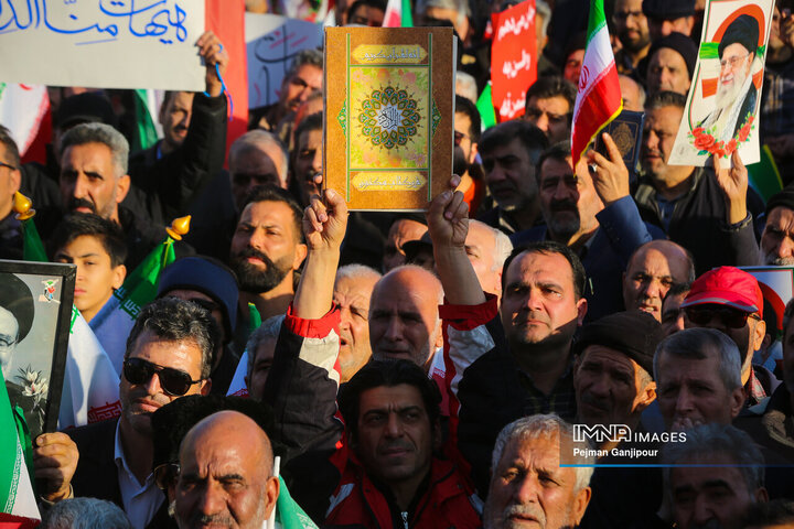 تشییع باشکوه لاله‌های خونین امنیت در اصفهان