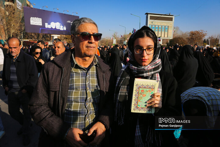 حماسه عظیم ۲۲ دی اصفهان در پناه قرآن‌