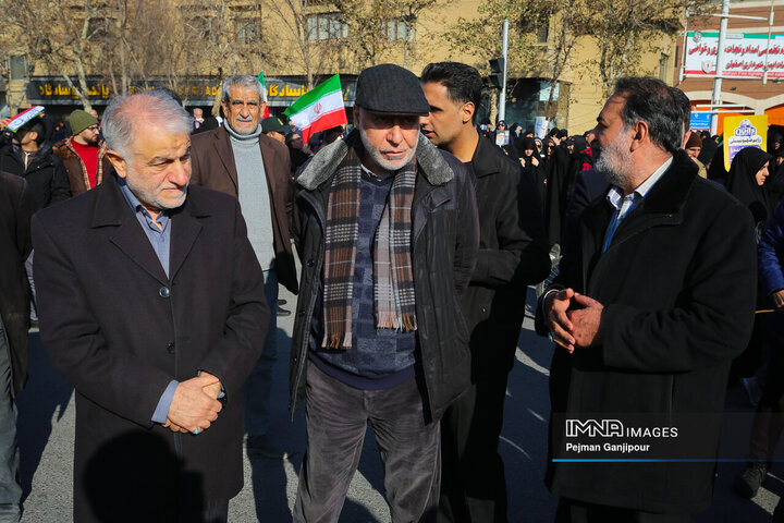 تشییع باشکوه لاله‌های خونین امنیت در اصفهان