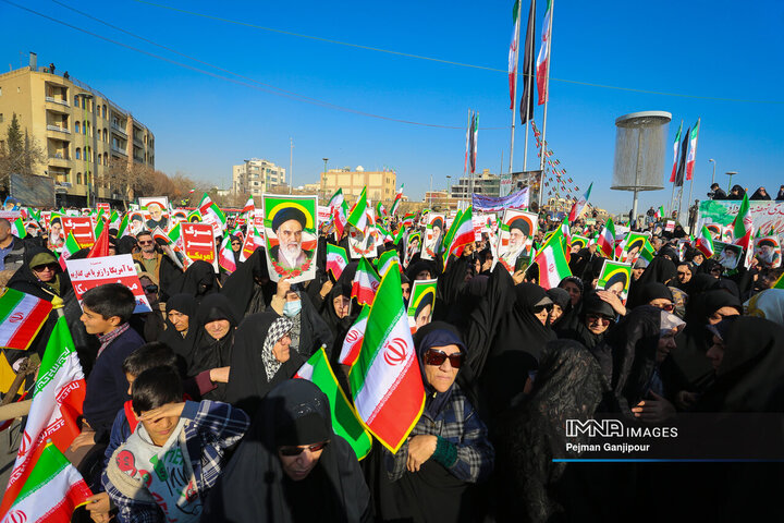 تشییع باشکوه لاله‌های خونین امنیت در اصفهان