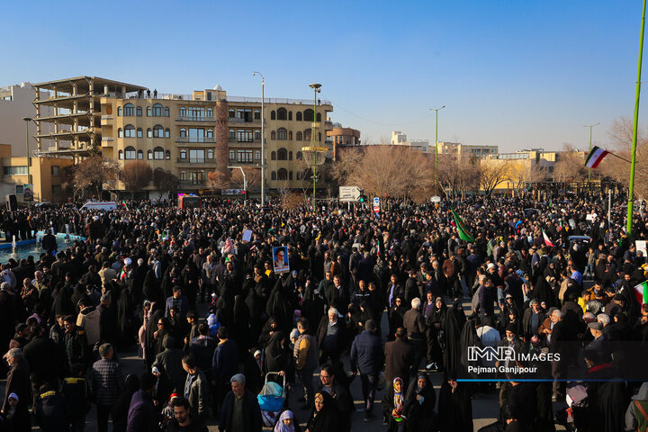 تشییع باشکوه لاله‌های خونین امنیت در اصفهان