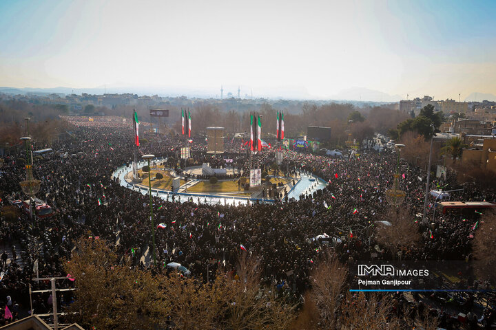 تشییع باشکوه لاله‌های خونین امنیت در اصفهان