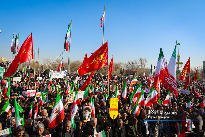 تشییع باشکوه لاله‌های خونین امنیت در اصفهان