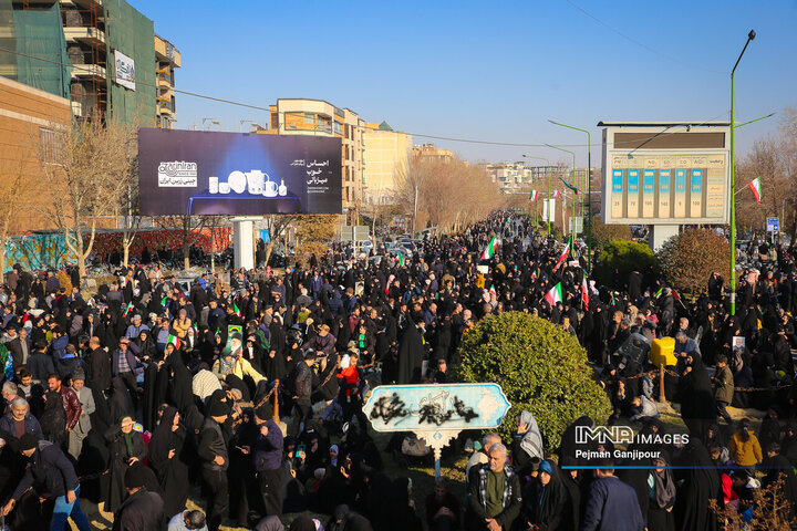 تشییع باشکوه لاله‌های خونین امنیت در اصفهان