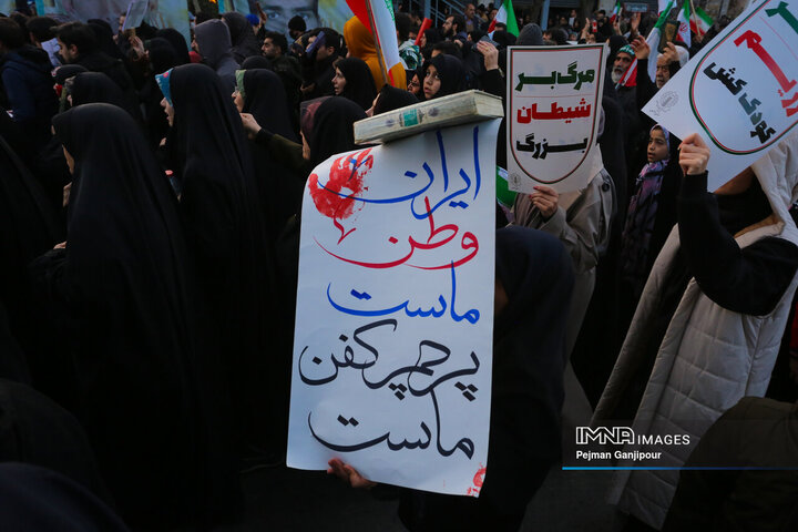 تشییع باشکوه لاله‌های خونین امنیت در اصفهان