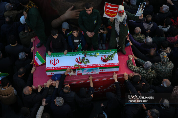 تشییع باشکوه لاله‌های خونین امنیت در اصفهان