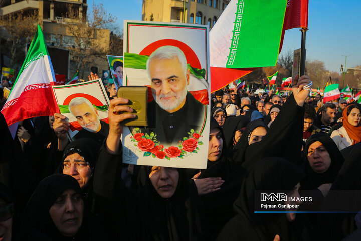 تشییع باشکوه لاله‌های خونین امنیت در اصفهان