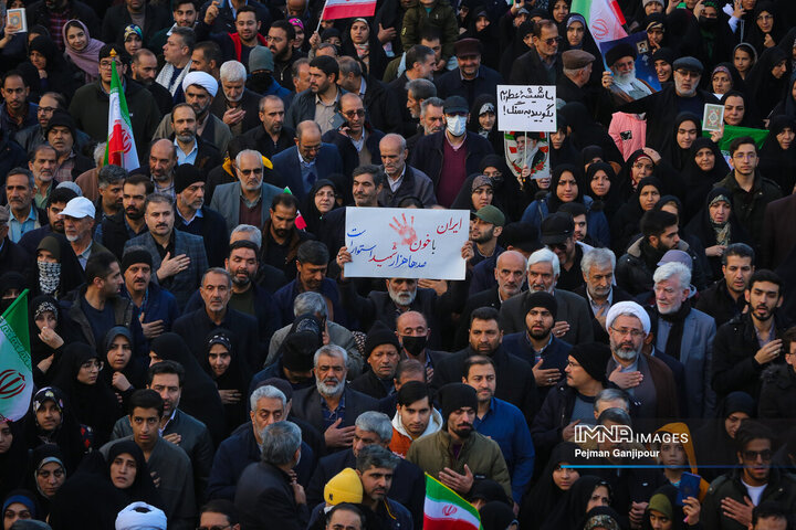 تشییع باشکوه لاله‌های خونین امنیت در اصفهان