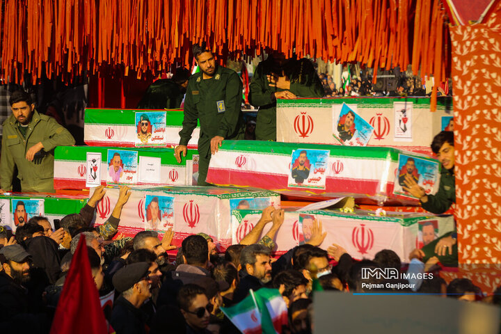 تشییع باشکوه لاله‌های خونین امنیت در اصفهان