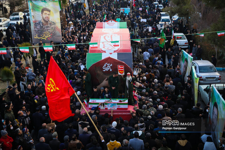 تشییع باشکوه لاله‌های خونین امنیت در اصفهان