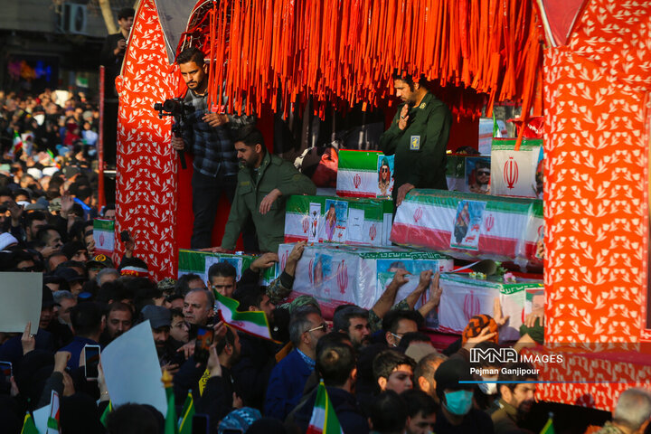 تشییع باشکوه لاله‌های خونین امنیت در اصفهان