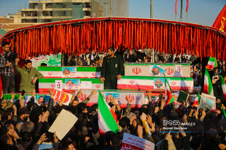 تشییع باشکوه لاله‌های خونین امنیت در اصفهان