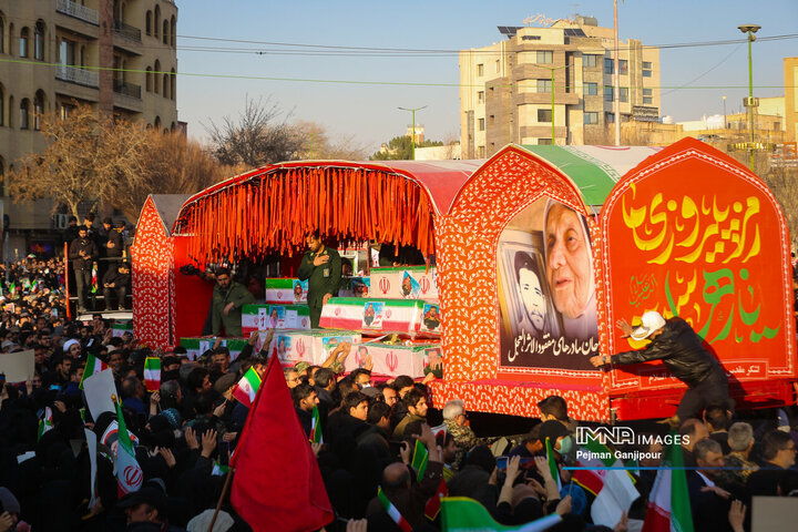 تشییع باشکوه لاله‌های خونین امنیت در اصفهان