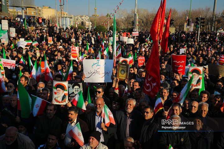 تشییع باشکوه لاله‌های خونین امنیت در اصفهان